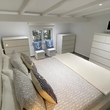 Luxury Oceanfront In An Idyllic Location No1 Vakantiehuis Cala 'n Bosch