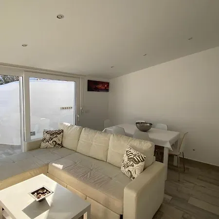 Luxury Oceanfront In An Idyllic Location No1 *