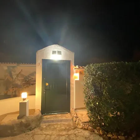 Luxury Oceanfront In An Idyllic Location No1 בית נופש