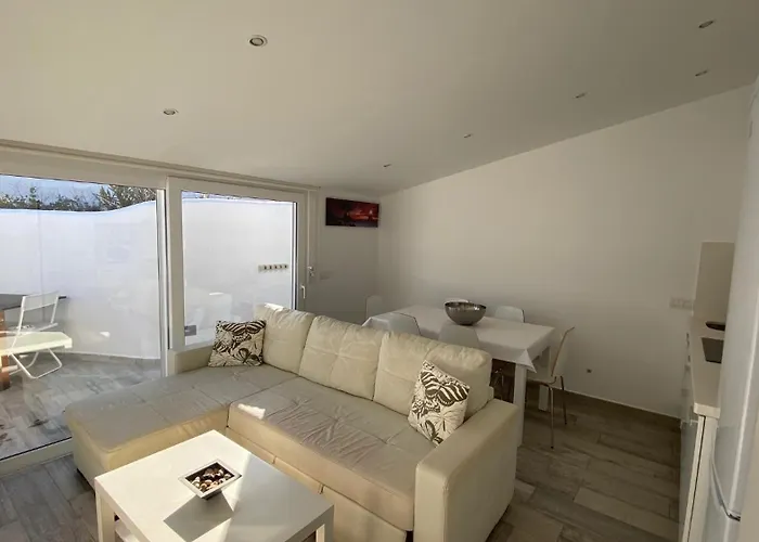 Luxury Oceanfront In An Idyllic Location No1 *