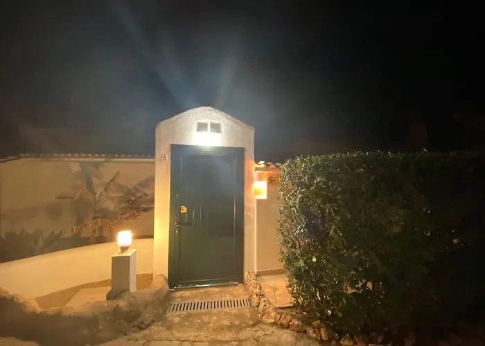 Luxury Oceanfront In An Idyllic Location No1 בית נופש