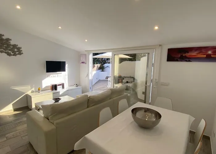 Luxury Oceanfront In An Idyllic Location No1 בית נופש *