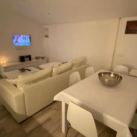 Luxury Oceanfront In An Idyllic Location No1 *